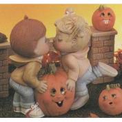 D1018-Sweet Tots Kissing with Pumpkin 18cm