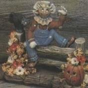 D562 -Scarecrow with Pumpkin 18cm excludes base & fence