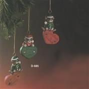 D685 -3 Bears sitting on hearts hanging Ornaments 10cm Tall