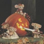 D1014 -Pumpkin Carving Mice no cut outs 18cmH