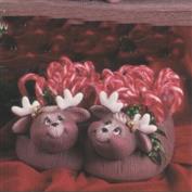 D1703 -2 Reindeer Heads on D1638 Fuzzy Slipper Basket 21cmW