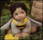 D1989 -Bee Baby Kneeling 14cm